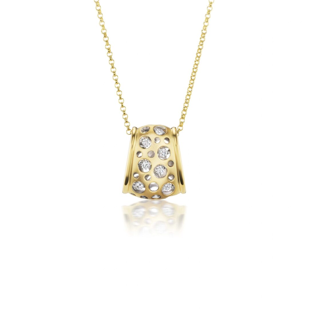 A gold necklace with a diamond pendant on it.